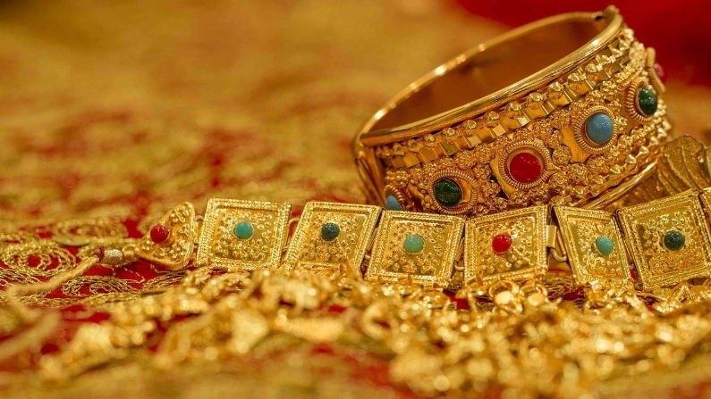 Gold price today December 3: Yellow metal slightly down, silver up by Rs 290/kg on Friday